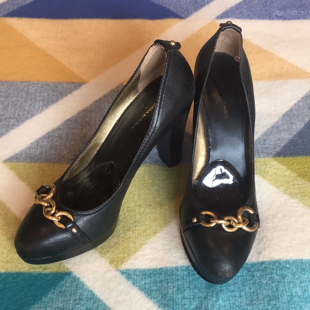 BR pumps with gold chain